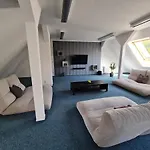 5 Bedroom Private Apartment With Lounge